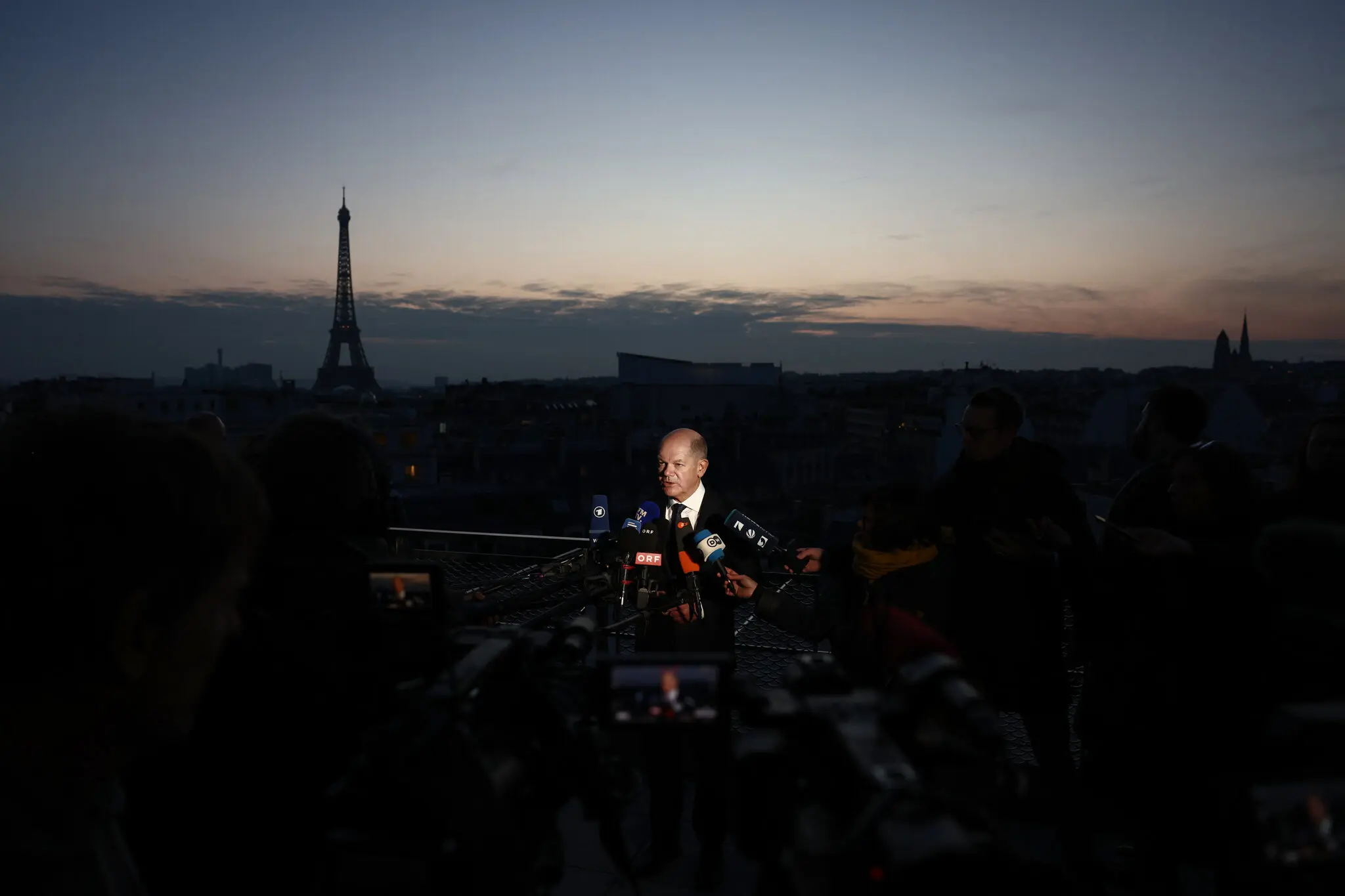 Канцлер Німеччини Олаф Шольц після неформального саміту європейських лідерів у Парижі в понеділок. Він відкинув розмови про європейських миротворців в Україні як «повністю передчасні»